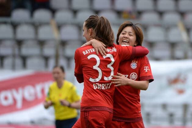 v.li.: Sara Ilonka Däbritz (Sara Daebritz, FC Bayern München, FCB, 33) Mana Iwabuchi (FC Bayern München, FCB, 13) Jubel, Torjubel, Torerfolg, celebrate the goal, goal, celebration, Jubel ueber das Tor zum 1:1 durch Mana Iwabuchi (FC Bayern München, FCB, 13) , optimistisch, Action, Aktion , Fussball, Allianz Frauen-Bundesliga, FC Bayern München - TSG 1899 Hoffenheim, xslx