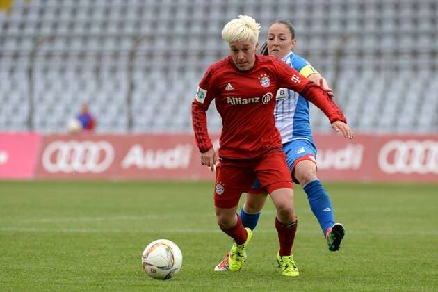 v.li.: Claire Falknor (FC Bayern München, FCB, 16) Martina Moser (Hoffenheim, 7) im Zweikampf, Duell, duel, tackle, Dynamik, Action, Aktion , Fussball, Allianz Frauen-Bundesliga, FC Bayern München - TSG 1899 Hoffenheim, xslx