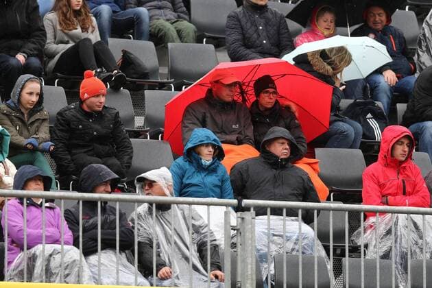 16.05.2016 - Tennis - Nürnberger Versicherungscup 2016 - WTA Tennis Damen Turnier Tournament - Damen Frauen - MaWi - Zuschauer im Regen