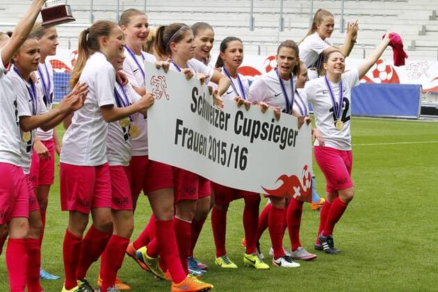 16.05.2016 Biel ,Schweiz Fussball Frauen Cupfinal Saison 2015 2016 FC Neunkirch - FC Zürich Bild zeigt jubelnde Zuercher Frauen Aktion 