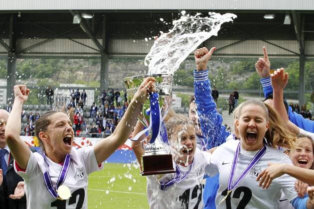 16.05.2016 Biel ,Schweiz Fussball Frauen Cupfinal Saison 2015 2016 FC Neunkirch - FC Zürich Bild zeigt li. Fabienne Humm(FCZuerich) mit Pokal Fabienne Humm FC Zuerich Polkal Siegerinnen Aktion 
