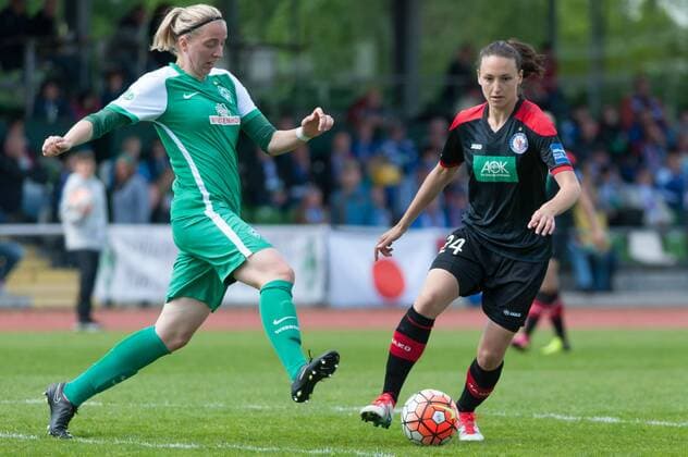 v.li.: Katharina Schiechtl (SV Werder Bremen, 9) im Zweikampf mit Ilaria Mauro (1. FFC Turbine Potsdam, 24), Fussball, Allianz Frauen-Bundesliga, SV Werder Bremen - 1. FFC Turbine Potsdam, xobx