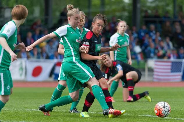 v.li.: Michelle Ulbrich (SV Werder Bremen, 5) im Zweikampf mit Felicitas Rauch (1. FFC Turbine Potsdam, 19), Fussball, Allianz Frauen-Bundesliga, SV Werder Bremen - 1. FFC Turbine Potsdam, xobx