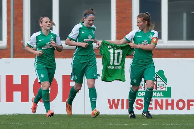 v.li.: Cindy König (Konig, Koenig, SV Werder Bremen, 11), Reena Wichmann (SV Werder Bremen, 14) und Marie-Louise Eta (SV Werder Bremen, 6) zeigen beim Torjubel ein Trikot von Assistenztrainerin, Co-Trainerin Chadia Freyhat (SV Werder Bremen), die vor dem Spiel verabschiedet wurde, Fussball, Allianz Frauen-Bundesliga, SV Werder Bremen - 1. FFC Turbine Potsdam, xobx