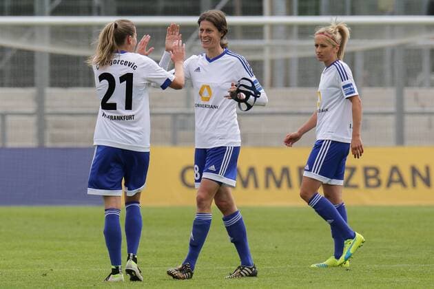 v.li.: Ana-Maria Crnogorcevic (Frankfurt, 21) verabschiedet Kerstin Garefrekes (Frankfurt, 18), die ausgewechselt wird, letztes Spiel, Karriereende, Auswechslung, rechts daneben: Kathrin-Julia Hendrich (Kathi Hendrich, Frankfurt, 4), Fussball, Allianz Frauen-Bundesliga, 1. FFC Frankfurt - Bayer 04 Leverkusen, xozx