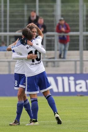 v.li.: Kerstin Garefrekes (Frankfurt, 18) wird in ihrem 355. und letzten Bundesligaspiel ausgewechselt und von Dzsenifer Marozsan (Frankfurt, 10) umarmt, Auswechslung, letztes Spiel, Karriereende, Fussball, Allianz Frauen-Bundesliga, 1. FFC Frankfurt - Bayer 04 Leverkusen, xozx