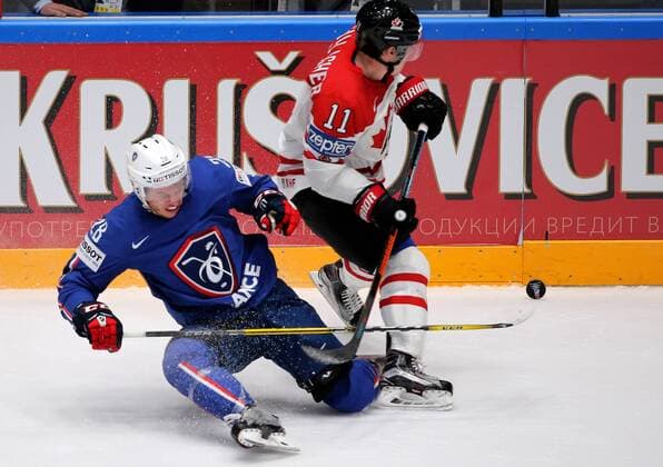 ST. PETERSBURG, RUSSIA. MAY 16, 2016. France s Damien Raux (L) and Canada s Brendan Gallagher fight for the puck in their 2016 IIHF World Championship WM Weltmeisterschaft Preliminary Round Group B Ice hockey Eishockey match at Yubileyny Sports Palace. Alexander Demianchuk TASS  TS02335C