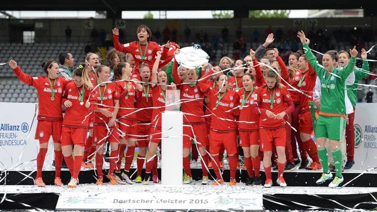 v.li.: Die Spielerinnen des FC Bayern München feiern die Deutsche Meisterschaft 2015 2016, Fussball, Allianz Frauen-Bundesliga, FC Bayern München - TSG 1899 Hoffenheim, xslx