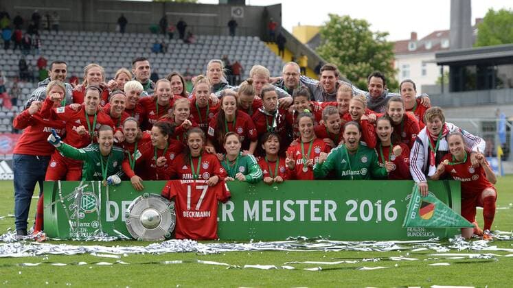 v.li.: Die Spielerinnen des FC Bayern München feiern die Deutsche Meisterschaft 2015 2016, Fussball, Allianz Frauen-Bundesliga, FC Bayern München - TSG 1899 Hoffenheim, xslx