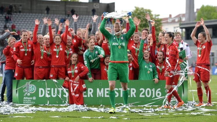 v.li.: Tinja-Riikka Korpela (Torwart, Torfrau, FC Bayern München, FCB, 32) hebt die Schale in die Luft Die Spielerinnen des FC Bayern München feiern die Deutsche Meisterschaft 2015 2016, Fussball, Allianz Frauen-Bundesliga, FC Bayern München - TSG 1899 Hoffenheim, xslx