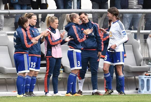 16.05.2016, xblx, Fussball 1.Bundesliga Damen, 1.FFC Frankfurt - Bayer 04 Leverkusen, emspor, v.l. Kerstin Garefrekes (1.FFC Frankfurt) nach der Auswechslung Frankfurt am Main