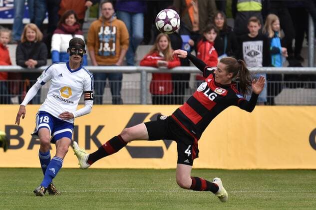 16.05.2016, xblx, Fussball 1.Bundesliga Damen, 1.FFC Frankfurt - Bayer 04 Leverkusen, emspor, v.l. Kerstin Garefrekes (1.FFC Frankfurt), Katharina Prinz (Bayer 04 Leverkusen Damen) Frankfurt am Main