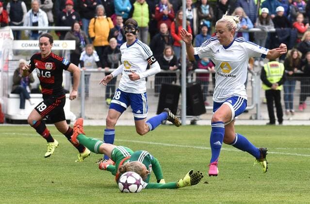 16.05.2016, xblx, Fussball 1.Bundesliga Damen, 1.FFC Frankfurt - Bayer 04 Leverkusen, emspor, v.l. Lisa Schwab (Bayer 04 Leverkusen Damen), Kerstin Garefrekes (1.FFC Frankfurt), Anna Link (Bayer 04 Leverkusen Damen), Mandy Islacker (1.FFC Frankfurt) Frankfurt am Main