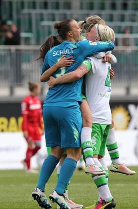 Schlussjubel Joelle Wedemeyer (VfL Wolfsburg), Lara Dickenmann (VfL Wolfsburg) und Nilla Fischer (VfL Wolfsburg), Almuth Schult (VfL Wolfsburg)