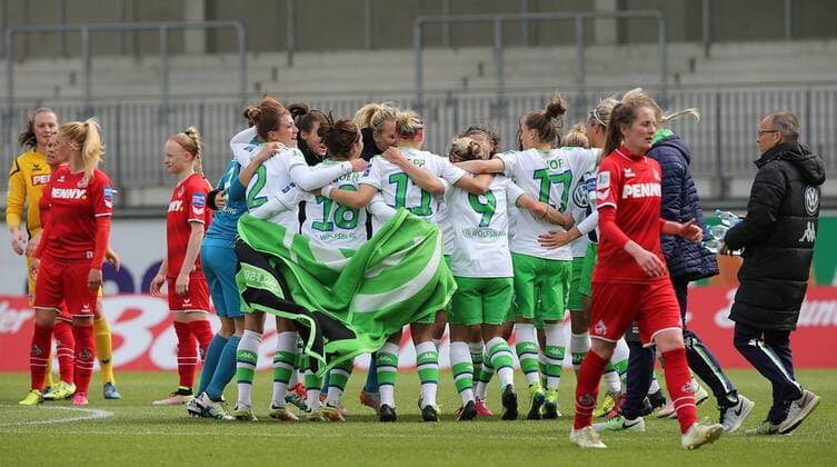 Almuth Schult (VfL Wolfsburg) und ihre Mannschaft feiern den Sieg