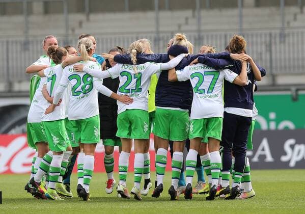 Almuth Schult (VfL Wolfsburg) und ihre Mannschaft feiert die Vizemeisterschaft und die Championsleaguequalifikation