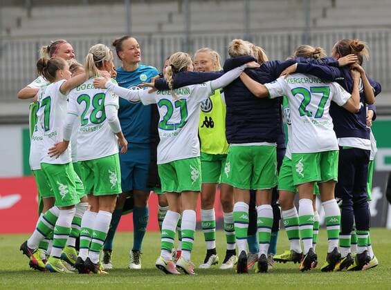 Almuth Schult (VfL Wolfsburg) und ihre Mannschaft feiert die Vizemeisterschaft und die Championsleaguequalifikation