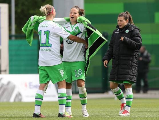 Jubeln nach dem Schlusspfiff v.l. Alexandra Popp (VfL Wolfsburg), Vanessa Bernauer (VfL Wolfsburg), Ramona Bachmann (VfL Wolfsburg)