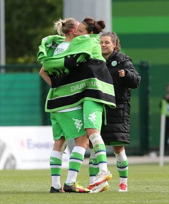 Jubeln nach dem Schlusspfiff v.l. Alexandra Popp (VfL Wolfsburg), Vanessa Bernauer (VfL Wolfsburg), Ramona Bachmann (VfL Wolfsburg)