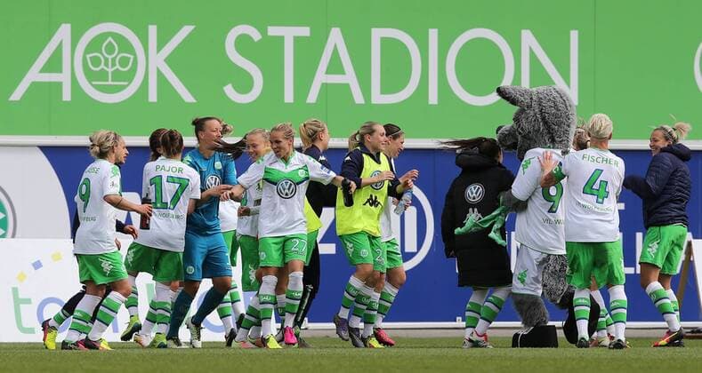 Die Wolfsburgerinnen feiern mit den Fans den Sieg, Vizemeisterschaft und Championsleaguequalifikation