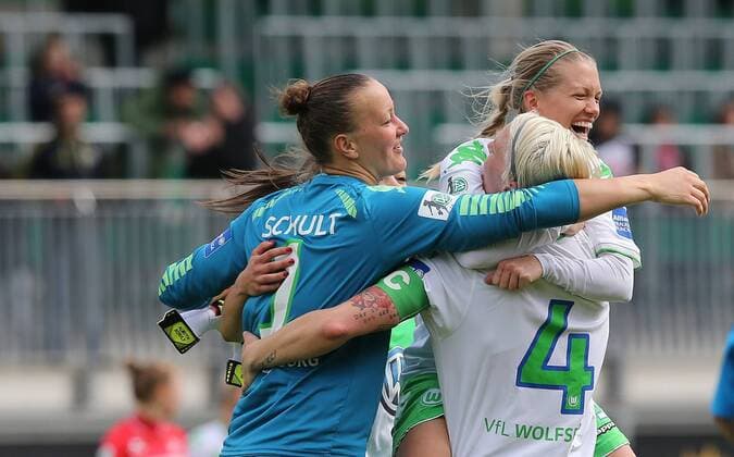 Schlussjubel Joelle Wedemeyer (VfL Wolfsburg), Lara Dickenmann (VfL Wolfsburg) und Nilla Fischer (VfL Wolfsburg), Almuth Schult (VfL Wolfsburg)