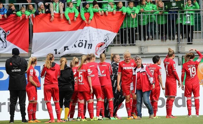 Die Kölner Mannschaft bedankt sich bei den Fans