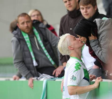 Siegerkuss Nilla Fischer (VfL Wolfsburg)