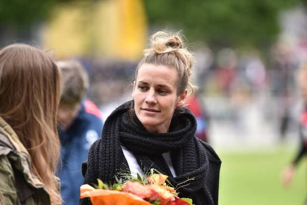 16.05.2016, xblx, Fussball 1.Bundesliga Damen, 1.FFC Frankfurt - Bayer 04 Leverkusen, emspor, v.l. Simone Laudehr (1.FFC Frankfurt), Verabschiedung, Ehrung Frankfurt am Main