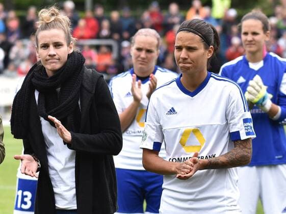 16.05.2016, xblx, Fussball 1.Bundesliga Damen, 1.FFC Frankfurt - Bayer 04 Leverkusen, emspor, v.l. Simone Laudehr (1.FFC Frankfurt), Dzsenifer Marozsan (1.FFC Frankfurt), Verabschiedung Frankfurt am Main