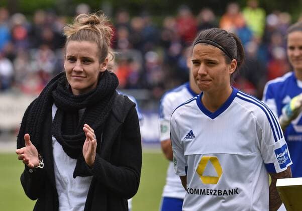 16.05.2016, xblx, Fussball 1.Bundesliga Damen, 1.FFC Frankfurt - Bayer 04 Leverkusen, emspor, v.l. Simone Laudehr (1.FFC Frankfurt), Dzsenifer Marozsan (1.FFC Frankfurt), Verabschiedung Frankfurt am Main