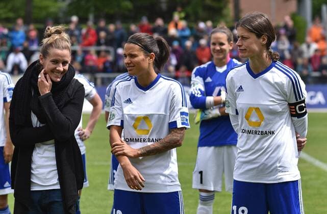 16.05.2016, xblx, Fussball 1.Bundesliga Damen, 1.FFC Frankfurt - Bayer 04 Leverkusen, emspor, v.l. Simone Laudehr (1.FFC Frankfurt), Dzsenifer Marozsan (1.FFC Frankfurt), Kerstin Garefrekes (1.FFC Frankfurt), Verabschiedung Frankfurt am Main