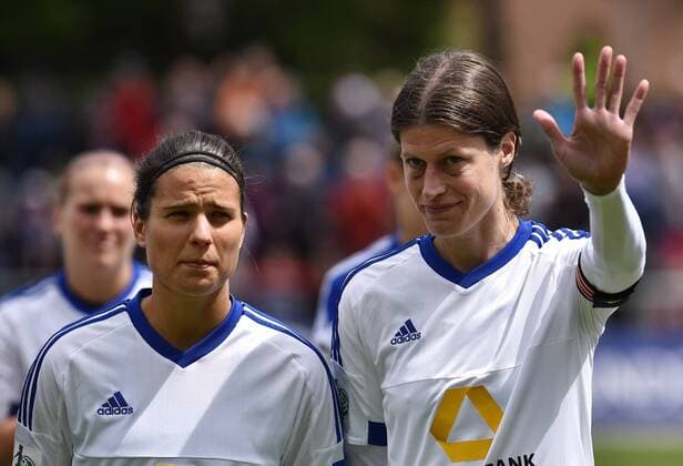 16.05.2016, xblx, Fussball 1.Bundesliga Damen, 1.FFC Frankfurt - Bayer 04 Leverkusen, emspor, v.l. Dzsenifer Marozsan (1.FFC Frankfurt), Kerstin Garefrekes (1.FFC Frankfurt), Verabschiedung Frankfurt am Main