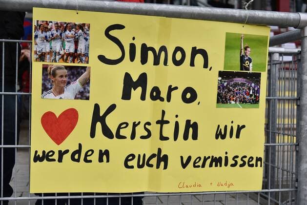 16.05.2016, xblx, Fussball 1.Bundesliga Damen, 1.FFC Frankfurt - Bayer 04 Leverkusen, emspor, v.l. Dzsenifer Marozsan (1.FFC Frankfurt), Simone Laudehr (1.FFC Frankfurt), Kerstin Garefrekes (1.FFC Frankfurt), Plakat zum Abschied Frankfurt am Main