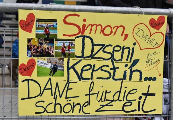 16.05.2016, xblx, Fussball 1.Bundesliga Damen, 1.FFC Frankfurt - Bayer 04 Leverkusen, emspor, v.l. Dzsenifer Marozsan (1.FFC Frankfurt), Simone Laudehr (1.FFC Frankfurt), Kerstin Garefrekes (1.FFC Frankfurt), Plakat zum Abschied Frankfurt am Main