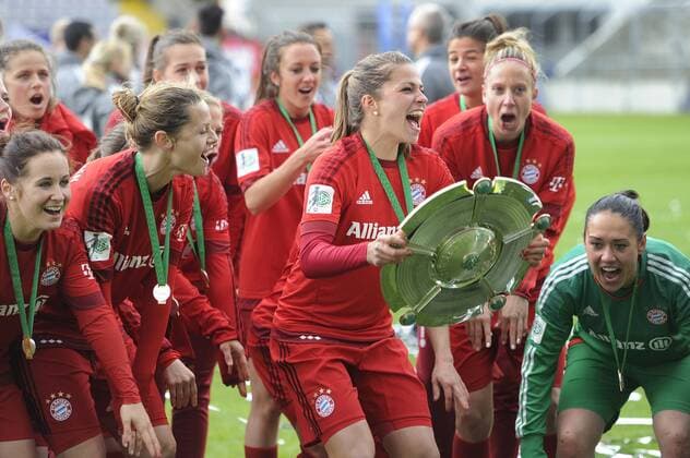 Melanie LEUPOLZ (FCB) mit Meisterschale,Schale. Teamfoto,Team,Mannschaft,Mannschaftsfoto Siegerehrung,Jubel,Freude,Begeisterung. Fussball Frauen Bundesliga,22. Spieltag, FC Bayern Muenchen (M)-TSG 1899 Hoffenheim 1-1. Deutscher Meister,Deutsche Meisterschaft, am 16.05.2016 in Muenchen Deutschland.Gruenwalder Stadion.