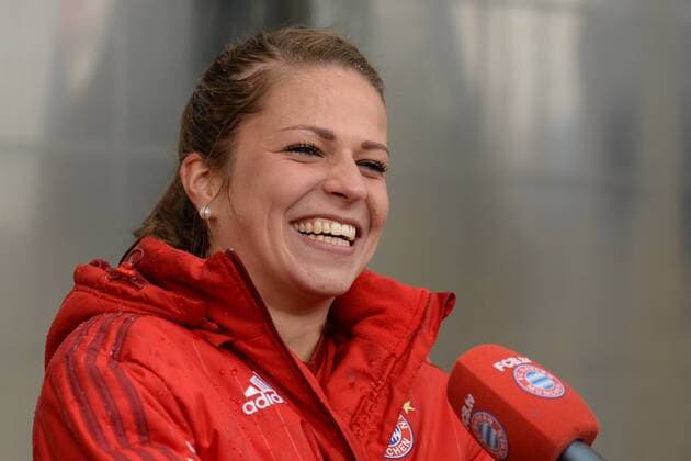 v.li.: Melanie Leupolz (FC Bayern München, FCB, 8) lacht beim Interview, TV, Fernsehen, Mikrofon, Einzelbild, Aktion, Action Porträt, Portrait , Fussball, Allianz Frauen-Bundesliga, FC Bayern München - TSG 1899 Hoffenheim, xslx