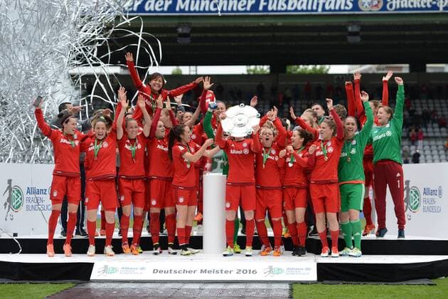 v.li.: Die Spielerinnen des FC Bayern München feiern die Deutsche Meisterschaft 2015 2016, Fussball, Allianz Frauen-Bundesliga, FC Bayern München - TSG 1899 Hoffenheim, xslx