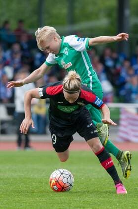 v.li.: Svenja Huth (1. FFC Turbine Potsdam, 9) im Zweikampf mit Betsy Hassett (SV Werder Bremen, 16), Fussball, Allianz Frauen-Bundesliga, SV Werder Bremen - 1. FFC Turbine Potsdam, xobx