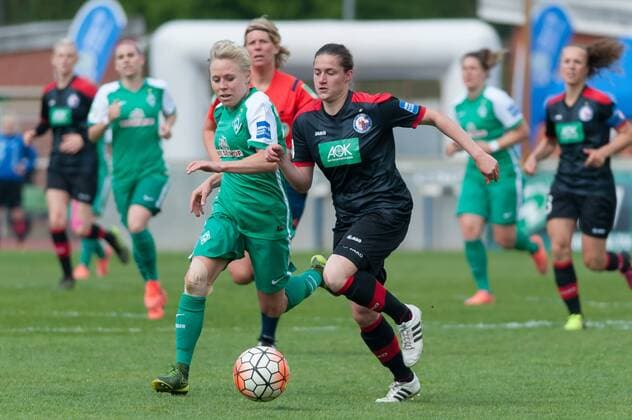 v.li.: Betsy Hassett (SV Werder Bremen, 16) im Laufduell mit mit Wibke Meister (1. FFC Turbine Potsdam, 8), Fussball, Allianz Frauen-Bundesliga, SV Werder Bremen - 1. FFC Turbine Potsdam, xobx