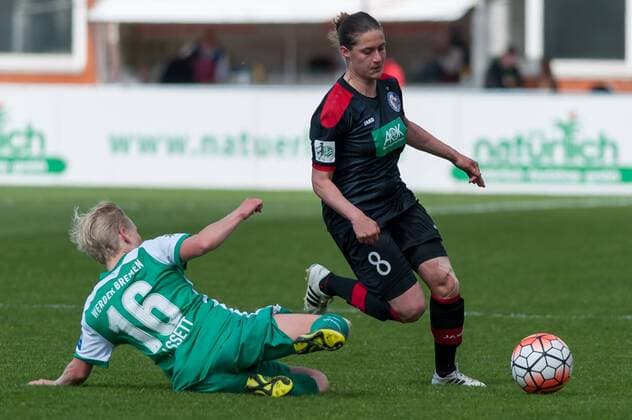 v.li.: Betsy Hassett (SV Werder Bremen, 16) im Zweikampf mit Wibke Meister (1. FFC Turbine Potsdam, 8), Fussball, Allianz Frauen-Bundesliga, SV Werder Bremen - 1. FFC Turbine Potsdam, xobx