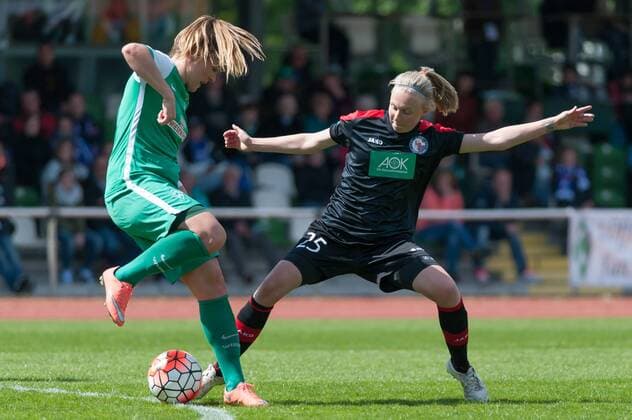 v.li.: Lisa-Marie Scholz (SV Werder Bremen, 7) im Zweikampf mit Laura Lindner (1. FFC Turbine Potsdam, 25), Fussball, Allianz Frauen-Bundesliga, SV Werder Bremen - 1. FFC Turbine Potsdam, xobx