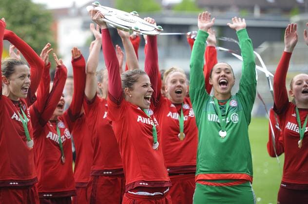 Melanie LEUPOLZ (FCB) mit Meisterschale,Schale. Teamfoto,Team,Mannschaft,Mannschaftsfoto Siegerehrung,Jubel,Freude,Begeisterung. Fussball Frauen Bundesliga,22. Spieltag, FC Bayern Muenchen (M)-TSG 1899 Hoffenheim 1-1. Deutscher Meister,Deutsche Meisterschaft, am 16.05.2016 in Muenchen Deutschland.Gruenwalder Stadion.