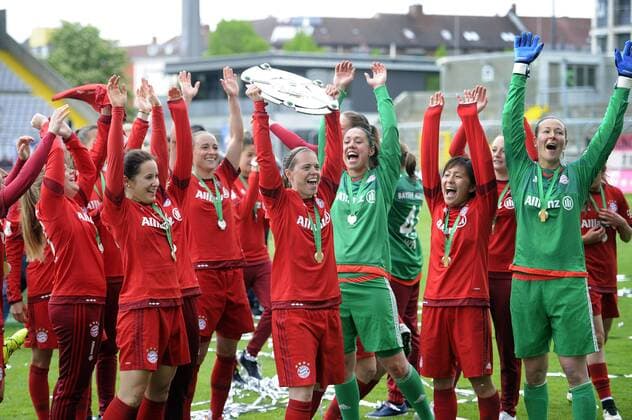 Katharina BRAUNACH (FCB) mit Meisterschale,Schale. Teamfoto,Team,Mannschaft,Mannschaftsfoto Siegerehrung,Jubel,Freude,Begeisterung. Fussball Frauen Bundesliga,22. Spieltag, FC Bayern Muenchen (M)-TSG 1899 Hoffenheim 1-1. Deutscher Meister,Deutsche Meisterschaft, am 16.05.2016 in Muenchen Deutschland.Gruenwalder Stadion.