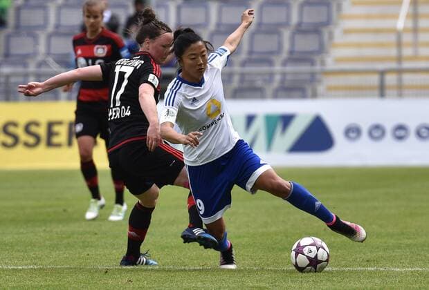 16.05.2016, xblx, Fussball 1.Bundesliga Damen, 1.FFC Frankfurt - Bayer 04 Leverkusen, emspor, v.l. Marina Hegering (Bayer 04 Leverkusen Damen), Yuki Ogimi (1.FFC Frankfurt) Frankfurt am Main