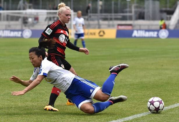 16.05.2016, xblx, Fussball 1.Bundesliga Damen, 1.FFC Frankfurt - Bayer 04 Leverkusen, emspor, v.l. Merle Barth (Bayer 04 Leverkusen Damen), Yuki Ogimi (1.FFC Frankfurt) Frankfurt am Main