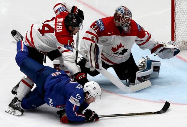 ST. PETERSBURG, RUSSIA. MAY 16, 2016. France s Valentin Claireaux (L front) and Canada s Matt Dumba, Canada s goalie Calvin Pickard (L-R background) in action in their 2016 IIHF World Championship WM Weltmeisterschaft Preliminary Round Group B Ice hockey Eishockey match at Yubileyny Sports Palace. The Canadian Team won the game 4:0. Alexander Demianchuk TASS  TS0233C0