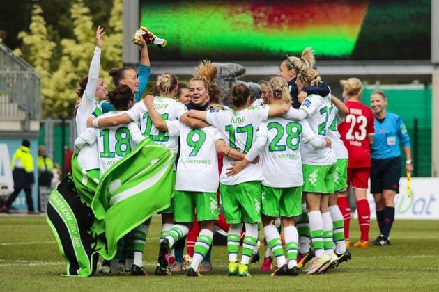 Fußball, Allianz Frauen Bundesliga, VfL Wolfsburg - 1 . FC Köln; Wolfsburg Jubel nach dem Abpfiff, Jubel nach Spielende, Freude, Emotion. xtgx