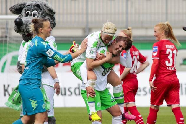 Fußball, Allianz Frauen Bundesliga, VfL Wolfsburg - 1 . FC Köln; vl Maskottchen Wölfi (Wolfsburg), Almuth Schult (Wolfsburg, 1), Nilla Fischer (Wolfsburg; Kapitänin, captain, 4), Luisa Wensing (Wolfsburg, 2) Jubel nach dem Abpfiff, Jubel nach Spielende, Freude, Emotion. xtgx