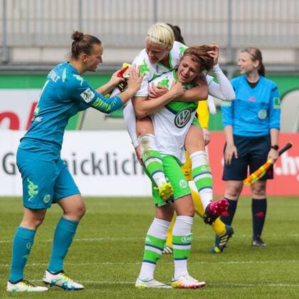Fußball, Allianz Frauen Bundesliga, VfL Wolfsburg - 1 . FC Köln; vl Almuth Schult (Wolfsburg, 1), Nilla Fischer (Wolfsburg; Kapitänin, captain, 4), Luisa Wensing (Wolfsburg, 2) Jubel nach dem Abpfiff, Jubel nach Spielende, Freude, Emotion. xtgx