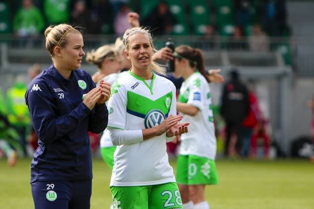 Fußball, Allianz Frauen Bundesliga, VfL Wolfsburg - 1 . FC Köln; vl Merle Frohms (Wolfsburg, 29), Lena Goeßling (Goessling, Wolfsburg, 28) bedankt sich bei Fans, Dank, bedanken, feiern. xtgx